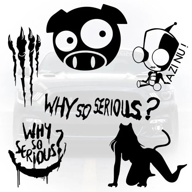 Set de 6 stickere auto decorative ce conține: cap de porcușor stilizat (Bad Piggies style), personaj robot cu mesajul „Azi nu!”, două variante ale celebrului text „Why so serious?”, o siluetă feminină tip cat-girl și urme de zgârieturi de gheare.