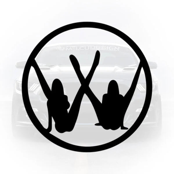 Ești fan VW? Personalizează-ți mașina cu un sticker care combină logo-ul legendar cu o siluetă feminină plină de stil. Calitate premium pentru pasionații de tuning.