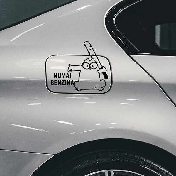 Sticker auto amuzant cu Simon's Cat ținând o bâtă și textul Numai Benzina in rezervor