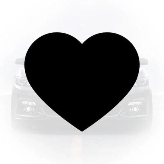 Sticker auto sub forma de inima neagra aplicat pe luneta unei masini albe