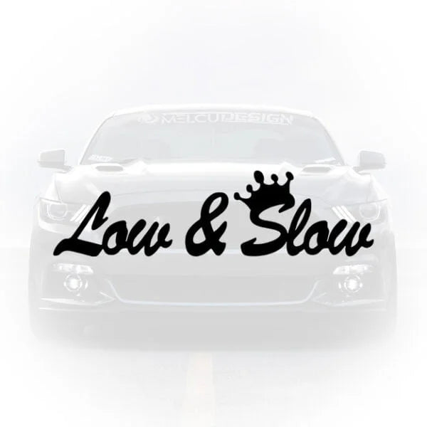 Sticker auto cu textul Low & Slow scris cursiv si o coroana grafica deasupra literei S