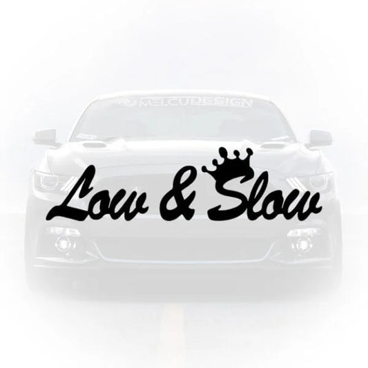 Sticker auto cu textul Low & Slow scris cursiv si o coroana grafica deasupra literei S