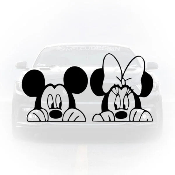 Două stickere auto negre cu Mickey Mouse și Minnie Mouse privind peste o margine, aplicate pe partea frontală a unei mașini albe.