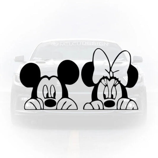 Două stickere auto negre cu Mickey Mouse și Minnie Mouse privind peste o margine, aplicate pe partea frontală a unei mașini albe.
