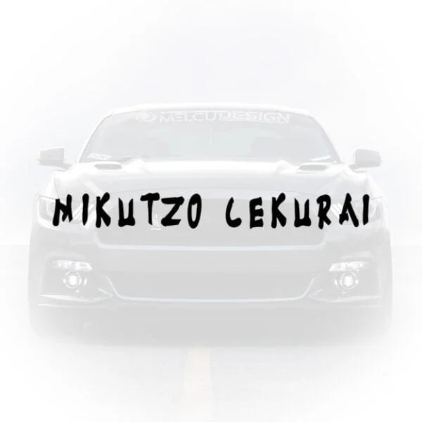 Sticker auto cu textul amuzant Mikutzo Cekurai scris cu un font stilizat, aplicat pe partea frontală a unei mașini.