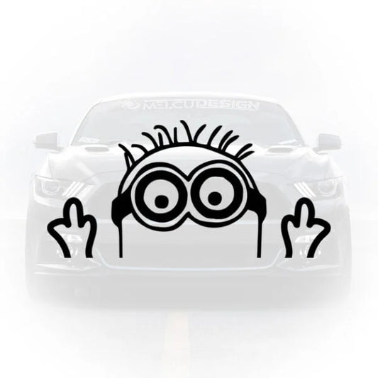 Sticker auto cu un personaj tip minion care arată gesturi sfidătoare cu ambele mâini, aplicat pe o mașină albă.