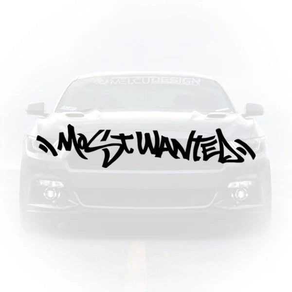 Sticker auto cu textul Most Wanted scris în stil graffiti aplicat pe capota unei mașini sport.