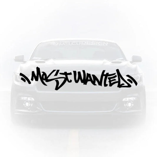 Sticker auto cu textul Most Wanted scris în stil graffiti aplicat pe capota unei mașini sport.