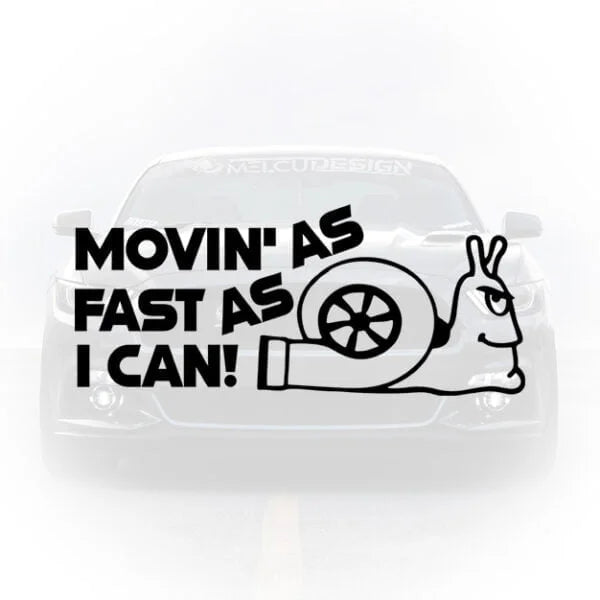 Sticker auto cu un melc ce are o turbină în loc de cochilie și textul Movin' As Fast As I Can aplicat pe capota unei mașini.