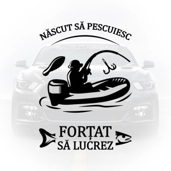 Sticker auto amuzant cu textul Născut să pescuiesc forțat să lucrez și ilustrația unui pescar într-o barcă cu motor, aplicat pe o mașină.