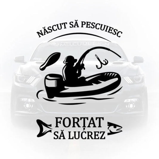 Sticker auto amuzant cu textul Născut să pescuiesc forțat să lucrez și ilustrația unui pescar într-o barcă cu motor, aplicat pe o mașină.