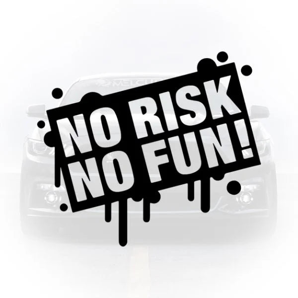 Sticker auto cu textul No Risk No Fun într-un chenar stilizat cu efect de vopsea scursă, aplicat pe o mașină neagră.