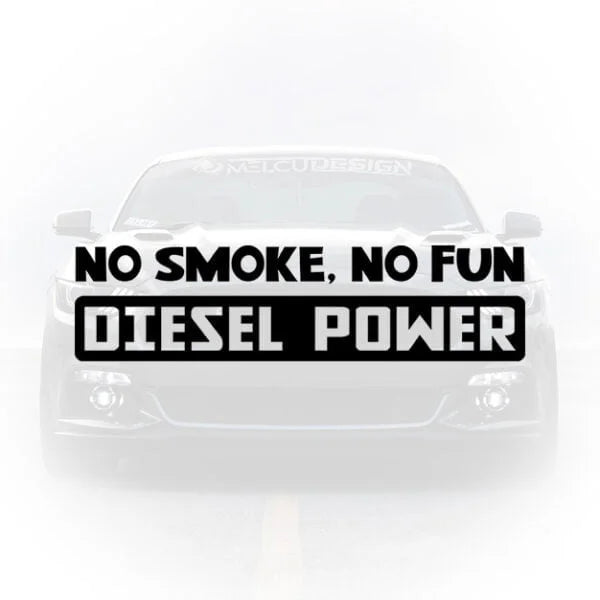 Sticker auto cu mesajul No Smoke, No Fun Diesel Power scris în format tipografic modern, aplicat pe partea din față a unei mașini.