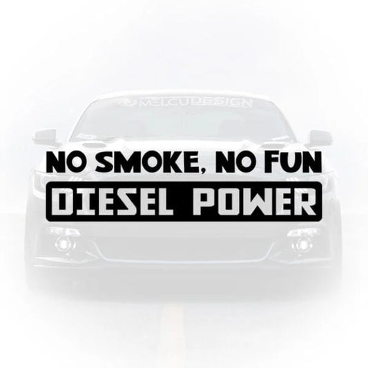 Sticker auto cu mesajul No Smoke, No Fun Diesel Power scris în format tipografic modern, aplicat pe partea din față a unei mașini.