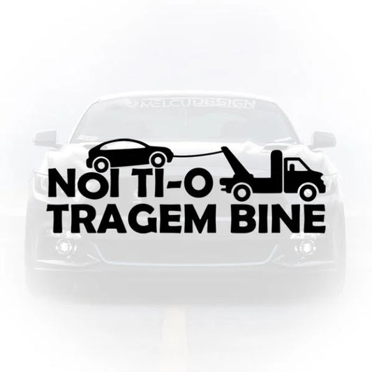 Sticker auto cu textul amuzant Noi ți-o tragem bine și grafica unei platforme de tractare, aplicat pe o mașină.