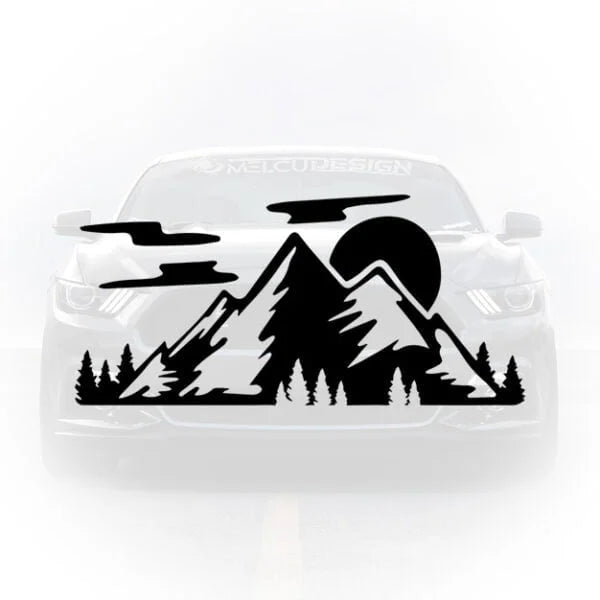 Sticker auto cu peisaj de munte, brazi, nori și soare aplicat pe partea frontală a unui autoturism.