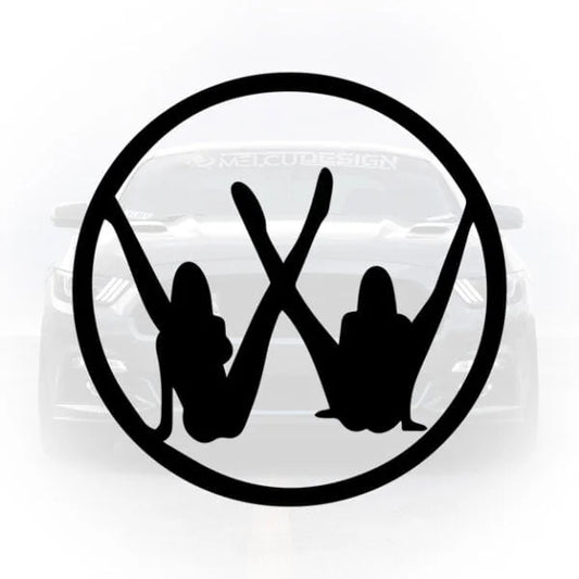 Ești fan VW? Personalizează-ți mașina cu un sticker care combină logo-ul legendar cu o siluetă feminină plină de stil. Calitate premium pentru pasionații de tuning.