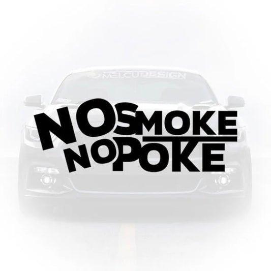 Sticker auto negru cu mesajul No smoke no poke pe fundalul unei mașini albe