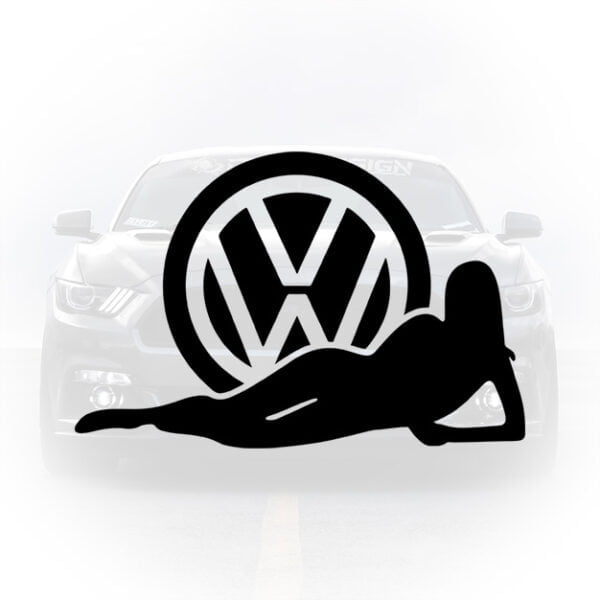 Sticker auto negru cu silueta unei femei întinse sub logoul mare Volkswagen pe o mașină