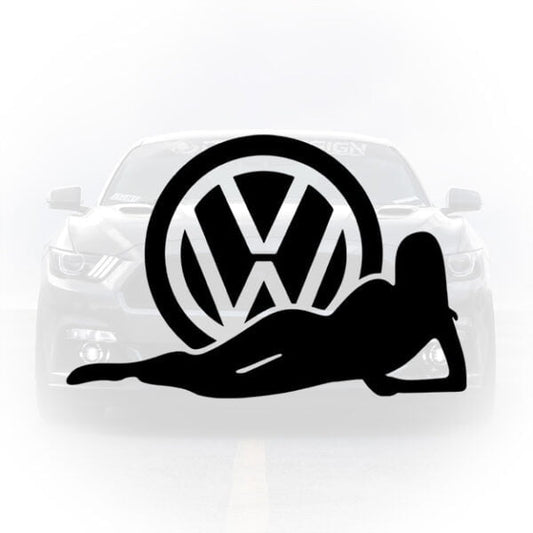 Sticker auto negru cu silueta unei femei întinse sub logoul mare Volkswagen pe o mașină