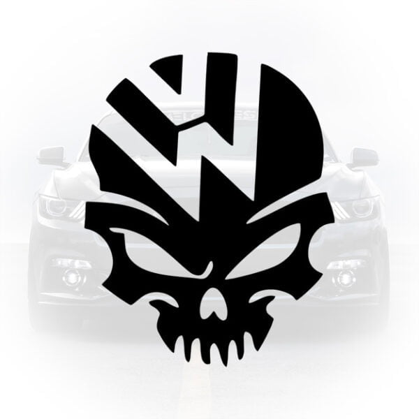 Sticker auto negru cu logoul Volkswagen stilizat sub formă de craniu (skull) aplicat pe o mașină