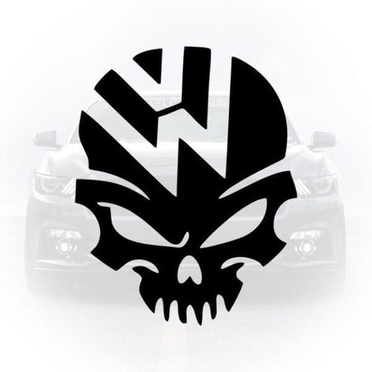 Sticker auto negru cu logoul Volkswagen stilizat sub formă de craniu (skull) aplicat pe o mașină