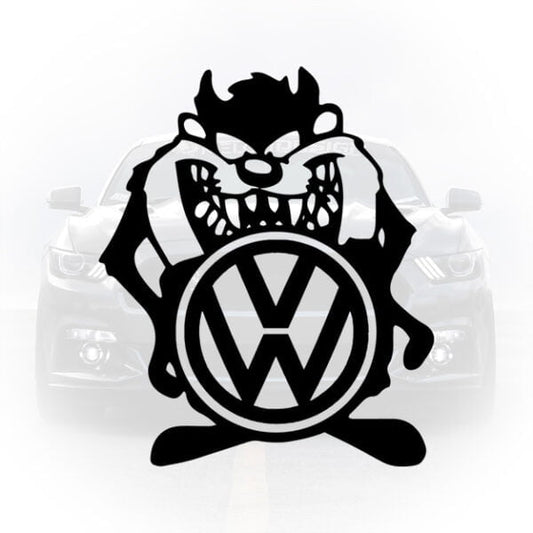 Sticker auto negru cu personajul Taz (Tasmanian Devil) ținând logoul Volkswagen pe fundalul unei mașini