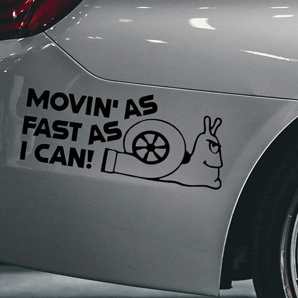 Sticker auto cu un melc ce are o turbină în loc de cochilie și textul Movin' As Fast As I Can aplicat pe capota unei mașini.