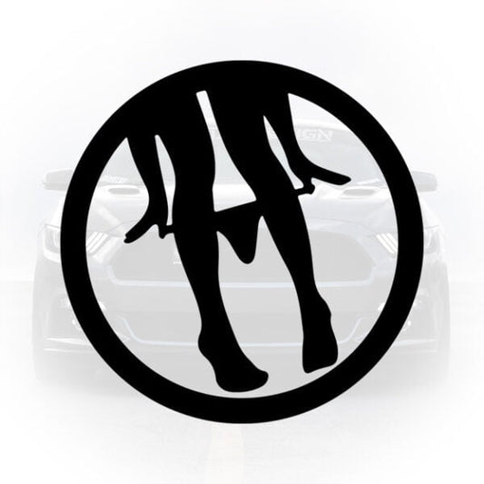 Sticker auto Panty Dropper cu siluetă JDM neagră pe fundal de mașină