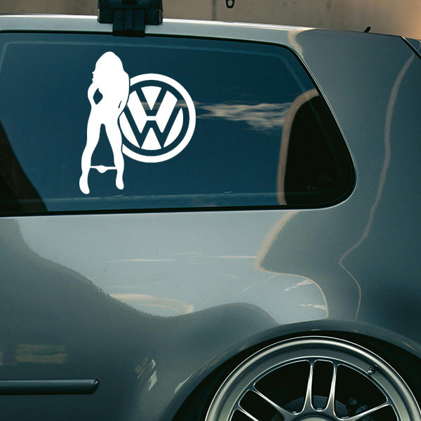 Sticker auto negru cu silueta unei fete stând lângă logoul rotund Volkswagen